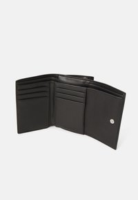Portafoglio in pelle nera con più slot per carte, una texture liscia e una chiusura a scatto. Design aperto per un facile accesso ai contenuti.