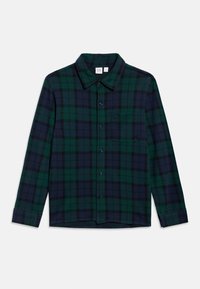 Πουκάμισο με μακριά μανίκια και κουμπιά, με πράσινο και ναυτικό μπλε καρό μοτίβο και μία τσέπη στο στήθος, σε λευκό φόντο.