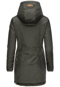 Parka lunga di colore verde scuro con un tessuto testurizzato, cappuccio e orlo curvo. Presenta un'etichetta posteriore e tasche laterali.