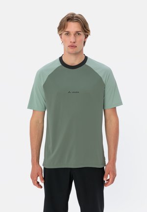 Korte mouw prestatie T-shirt in lichtgroen met zwarte accenten. Beschikt over een gladde, gestructureerde stof en een logo op de borst.
