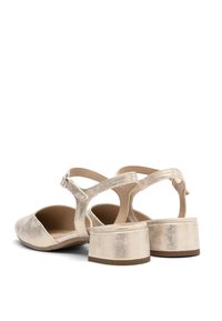 Złote metaliczne sandały na obcasie z okrągłym noskiem, konstrukcją krzyżowych pasków, zapięciem na kostce i słupkowymi obcasami. Gładka tekstura z delikatnym połyskiem.