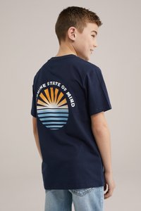 Granatowa bawełniana koszulka z okrągłą grafiką przedstawiającą promienie słońca w odcieniach pomarańczowego i niebieskiego oraz napisem "SUNSHINE STATE OF MIND."