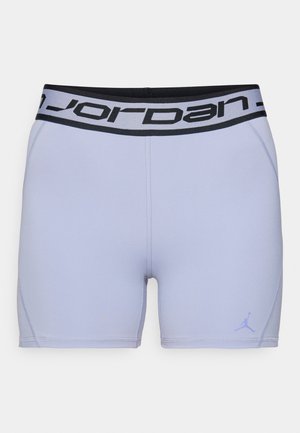 Pantalones cortos atléticos de color púrpura claro con una cintura de logotipo de Jordan negra. Hechos de un material suave y elástico, con costuras reforzadas a lo largo de las uniones.