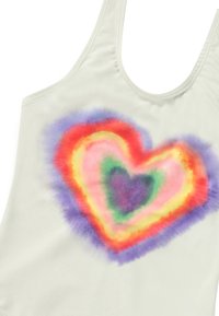 Débardeur de couleur claire avec un motif de cœur en tie-dye rouge, rose, vert, jaune et violet, fabriqué en tissu doux et avec un col en scoop.