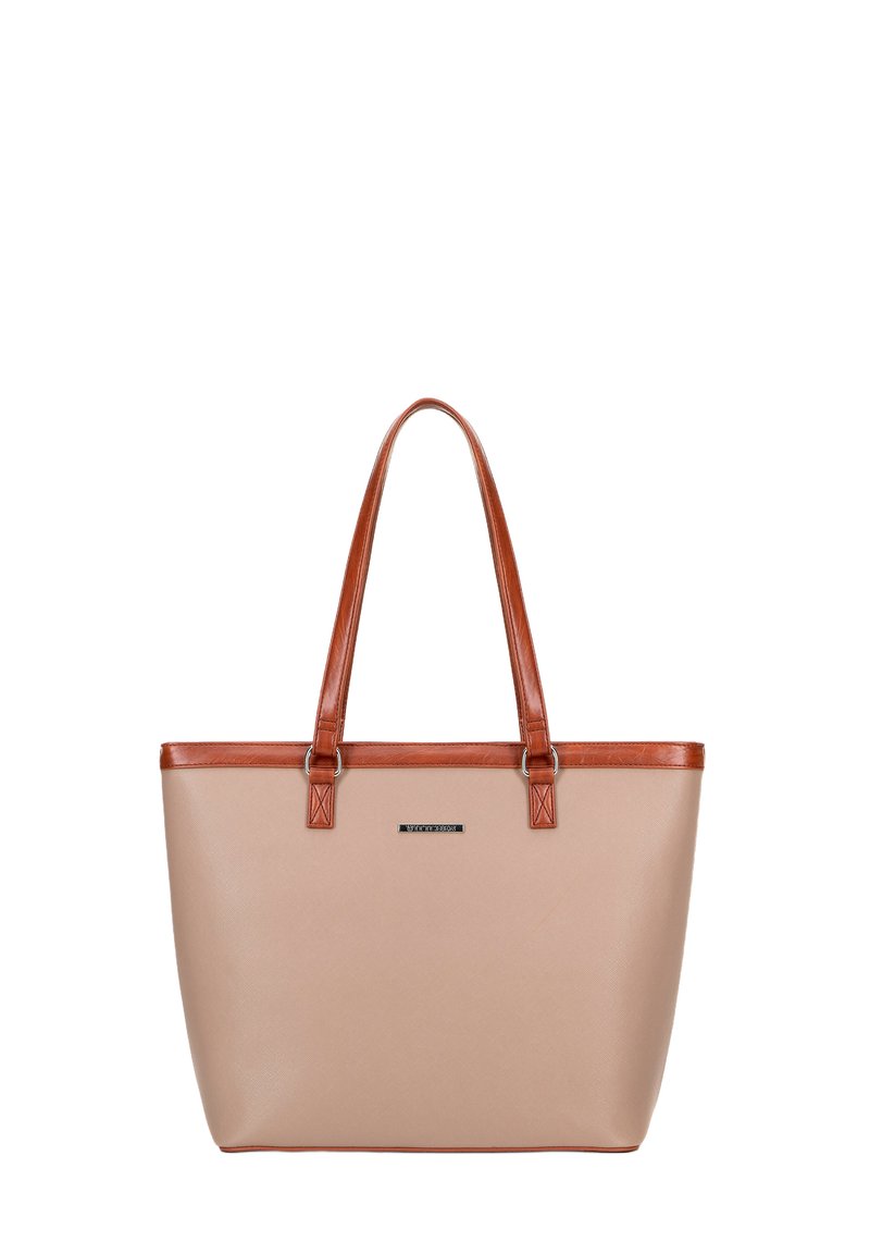 Borsa tote beige con texture liscia e dettagli in finta pelle marrone. Presenta lunghe tracolle e una placca metallica con logo sul fronte.