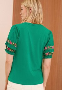 Love & Roses EMBROIDERED SHORT PUFF SLEEVE REGULAR FIT - Apdrukāts T-krekls - green