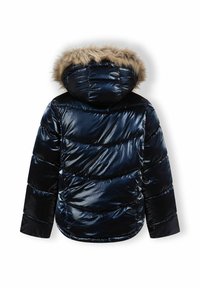 Navy plavi puffer kaput s sjajnim završetkom, s kapuljačom obrubljenom krznom i kviltanim dizajnom. Stražnji pogled prikazuje horizontalne šavove i bez džepova.