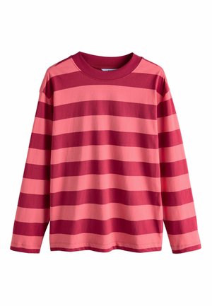 Langärmliges Shirt mit breiten horizontalen Streifen in abwechselnd dunklem Rot und Pink, Rundhalsausschnitt, einfarbiger Hintergrund.
