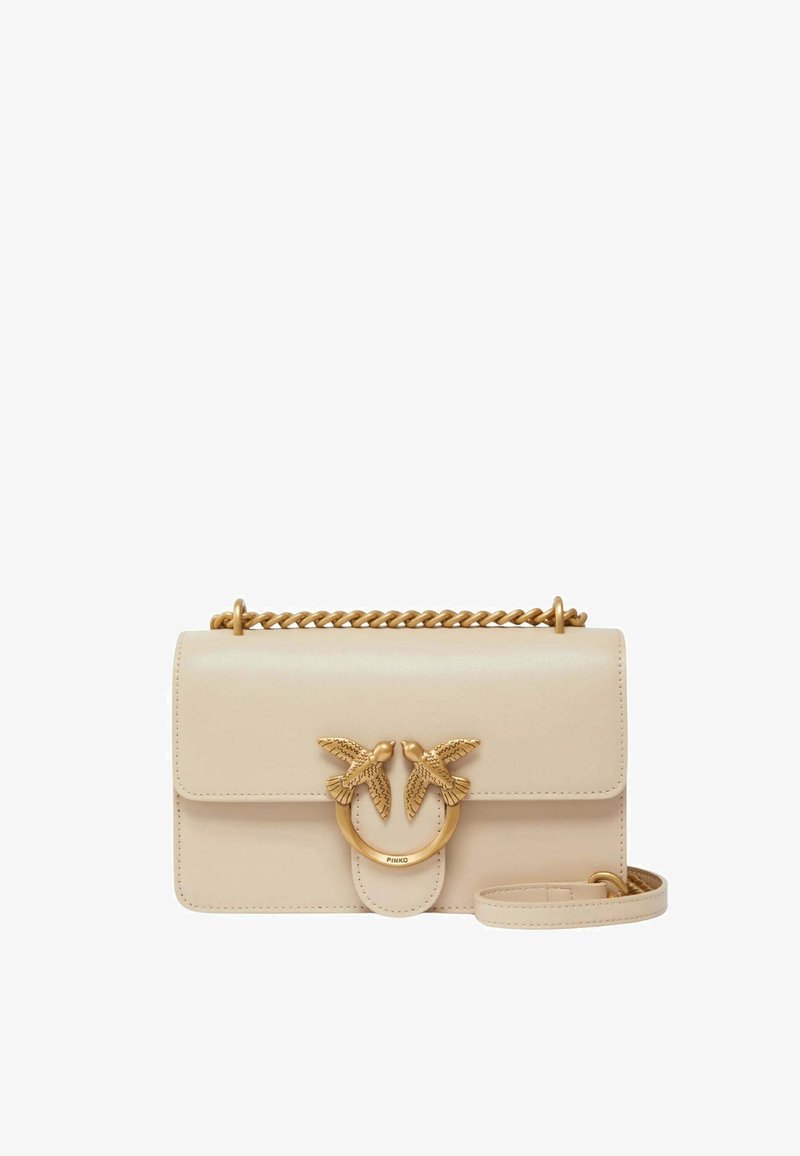 Borsa a tracolla in pelle beige con chiusura in tonalità oro e due decorazioni a forma di uccello, una tracolla a catena e una chiusura a patta.