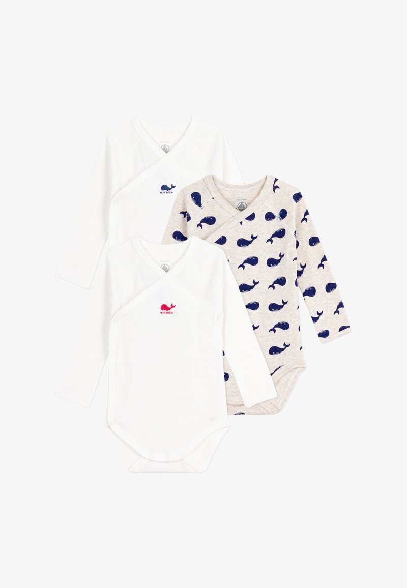 Ensemble de trois bodies à manches longues pour bébé : deux blancs unis avec des logos de baleine rouge et marine, et un beige à motifs de baleines bleues. Tissu en coton.