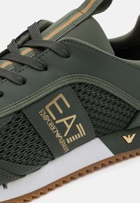 EA7 Emporio Armani LACES UNISEX - Tenisice - dark green/gold/honey