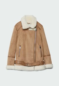 Veste shearling marron clair avec col et poignets en fausse fourrure blanche, fermeture éclair diagonale, deux poches zippées et ceinture assortie à la taille.