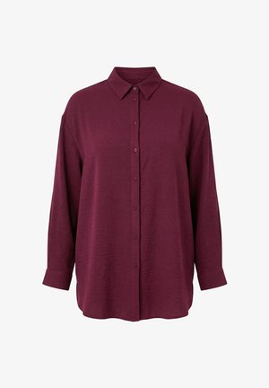 Camicia a maniche lunghe con bottoni in borgogna scuro, con colletto classico e maniche con polsini, mostrata su sfondo bianco.