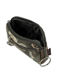 Cartera con cremallera en un diseño de camuflaje suave, con un acento en cuero marrón contrastante y un accesorio de llavero de metal. Superficie texturizada.
