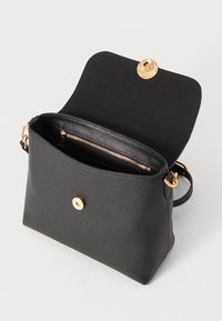 Borsa a mano in pelle nera con superficie texture, accessori in oro, chiusura a scatto magnetico e tasca interna con zip. Inclusa tracolla regolabile.