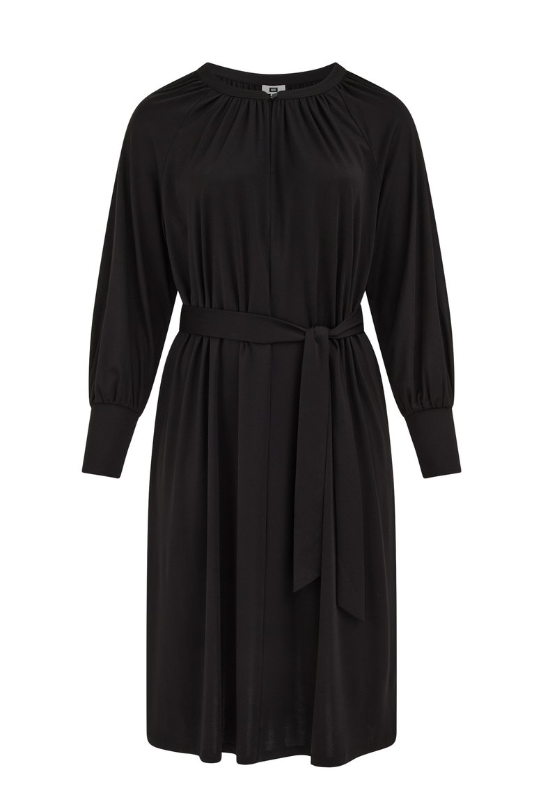 Fekete, hosszú ujjú ruha puha anyagból, begyűrt nyakkivágással, öves derékkal és egyenes sziluettel. Sima felület minták nélkül.