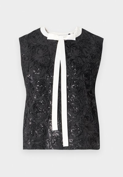 Μαύρο αμάνικο τοπ με υφή ροζέτας, διακοσμημένο με πούλιες, με λευκή κορδέλα στον λαιμό.