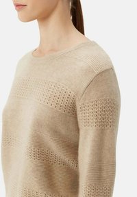 GOBI Cashmere MIT R-AUSSCHNITT UND GEMISCHTEM MUSTER - Pullover - beige