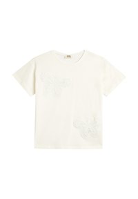 Witte katoenen T-shirt met twee geborduurde vlinderontwerpen in een textuursteek, gepositioneerd aan de voorkant links en onderaan rechts.
