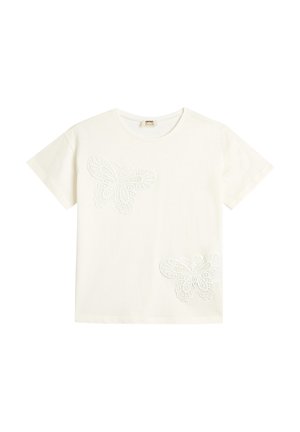 Camiseta de algodón blanca con dos diseños de mariposas bordados en un punto texturizado, situados en la parte frontal izquierda y en la esquina inferior derecha.