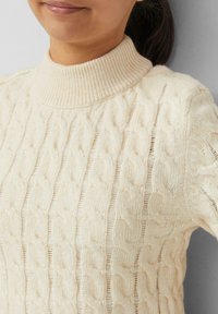 Cremfarbener Grobstrickpullover mit hohem geripptem Kragen. Verfügt über strukturelle Muster und eng anliegende Ärmel, hergestellt aus einem weichen, dicken Garn.