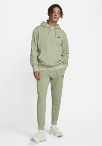 Nike Sportswear CLUB PANT REVIVAL - Pantaloni sportivi - alligator