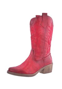 Bota vaquera de cuero rojo con punta afilada, tacón apilado y diseño floral en relieve. Presenta acentos cosidos en el tubo y en los paneles laterales.