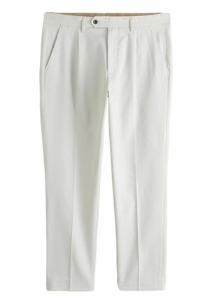 Witte op maat gemaakte broek met voorzakken, riemlussen en een enkele knoopsluiting aan de tailleband, getoond tegen een effen achtergrond.