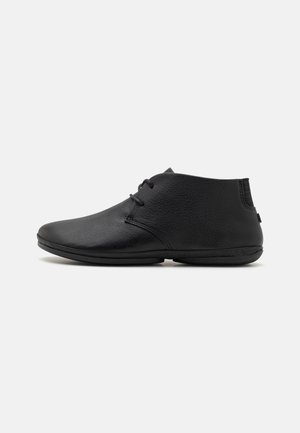 Camper, Chaussures à lacets - black