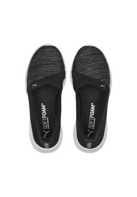 Svarta träningsskor med en texturerad ovandel, elastiska remmar, mjuk skuminnersula och vita gummisulor. Guldaccentlogotyp synlig.