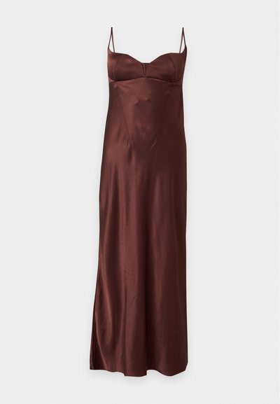 Robe longue en satin marron avec fines bretelles spaghetti et détail poitrine ajusté sur fond blanc uni.