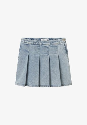 Denim skirt in light blue, featuring pleats, a waistband with a button, and a straight hem. Casual design with a textured finish.