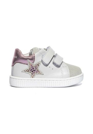 Sneaker bianca per bambino con due bande in velcro, tallone metallizzato rosa, punta grigia glitterata e decorazione a forma di stella con strass rosa sul lato.