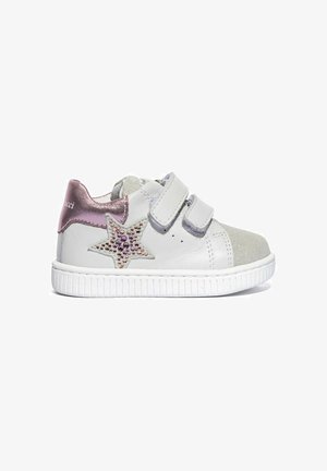 Sneaker bianca per bambino con due bande in velcro, tallone metallizzato rosa, punta grigia glitterata e decorazione a forma di stella con strass rosa sul lato.