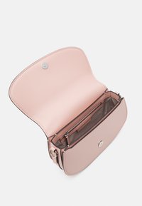 Borsa a tracolla in pelle rosa con una superficie liscia, dotata di chiusura a scatto magnetico, tasca interna con zip e scomparto principale.