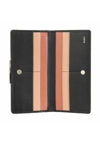 Interno di un portafoglio in pelle nera con molteplici slot per carte in diverse tonalità di pesca, corallo e beige, con accenti in metallo argento.