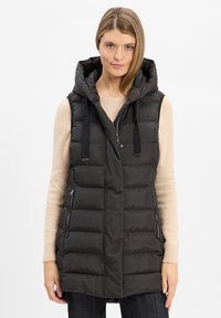 Schwarze Steppweste mit Kapuze, ausgestattet mit Reißverschlusstaschen und einem gesteppte Design. Aus isolierendem Material gefertigt, verfügt sie über verstellbare Kordelzüge.