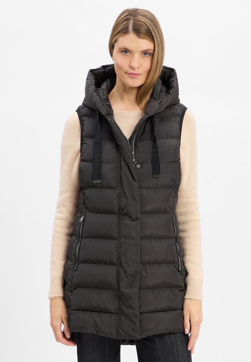 Schwarze Steppweste mit Kapuze, ausgestattet mit Reißverschlusstaschen und einem gesteppte Design. Aus isolierendem Material gefertigt, verfügt sie über verstellbare Kordelzüge.