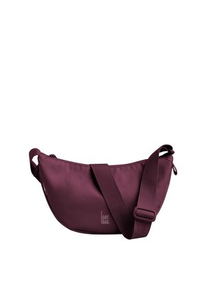 Petit sac bandoulière violet foncé avec sangle large réglable et fermeture éclair, avec le logo "GOT BAG" sur le devant en bas au centre.