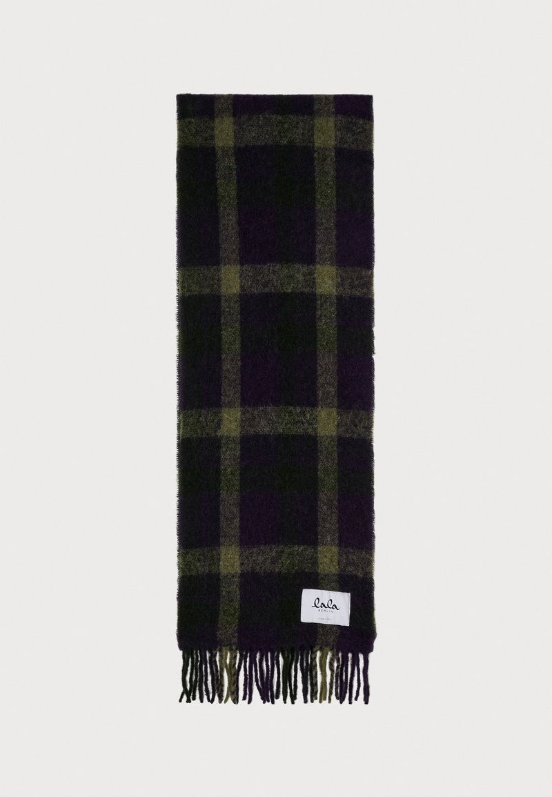 Uld tørklæde i lilla og grønternet mønster med frynser, prydet med et lille hvidt mærke i den ene ende. Blød tekstur, rektangulær form.