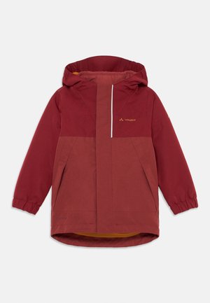 Veste extérieure rouge avec capuche, dotée d'une fermeture éclair à l'avant, de poignets élastiques et de deux poches avant. Doublée d'un intérieur jaune. Logo Vaude visible.