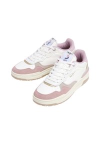 Witte sneakers met roze en beige suède accenten, vetersluiting, textuurleer, gevoerde kraag en een rubberen zool.