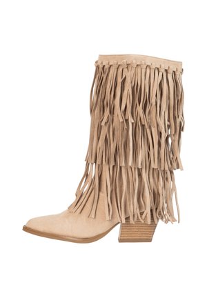 Beige suède laarzen tot halverwege de kuit met gestapelde hak en gelaagde franjes die de bovenste schacht bedekken.