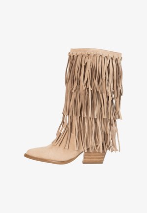 Beige suède laarzen tot halverwege de kuit met gestapelde hak en gelaagde franjes die de bovenste schacht bedekken.