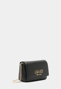 Schwarze, strukturierte Lederhandtasche mit Klappenverschluss, goldenen Beschlägen und einer Kettenriemen. Hat den eingeprägten Markennamen "LIU-JO MILANO".