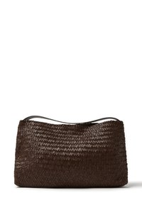 Bolso de mano de cuero trenzado marrón con una textura suave, forma rectangular y una sola correa. Sin herrajes o acentos visibles.