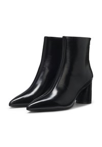 Bottes de cheville synthétiques noires avec une finition brillante, des orteils pointus et des talons blocs. Texture lisse avec des détails de couture minimaux.