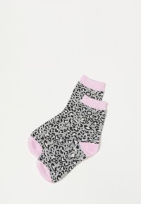 Sokker med leopardprint i grå med sorte accenter, der har pink manchetter og tå. Blødt stof med et behageligt design i medium længde.