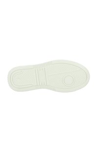 Semelle de sneaker blanche en caoutchouc, présentant un motif en chevrons texturé, un détail de motif circulaire, et un panneau central lisse.