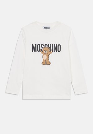 Camisa de manga larga blanca con un gráfico de un oso pardo y la impresión "MOSCHINO" en negro arriba. Fabricada en suave tejido de algodón.